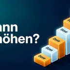 Dosiserhöhung GLP-1 – Stufenplan mit Mounjaro und Wegovy im Vergleich Bildprompt: Wide landscape editorial illustration, 3:2 aspect ratio, golden ratio composition. A bold typographic centerpiece reads "Wann erhöhen?" in large white sans-serif headline on