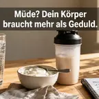 Glas Wasser, Joghurt und Proteinshake auf hellem Tisch – Energie in der GLP-1-Startphase