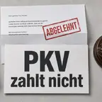 PKV-Ablehnungsschreiben neben Mounjaro-Pen und Richterhammer